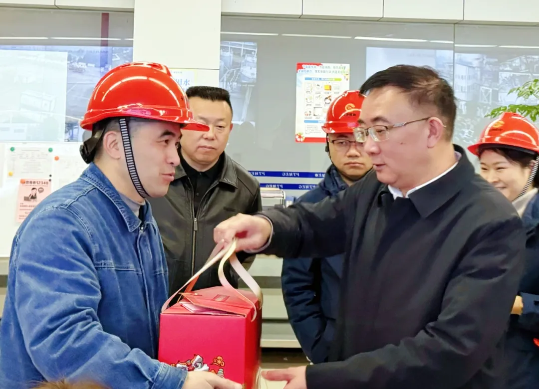 集團領導慰問春節(jié)在崗職工1.png